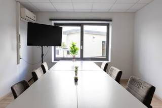 Mooi gelegen kantoorruimte van 290m² met veel lichtinval en dakterras op de hoek van de Prins Boudewijnlaan / Groeningenlei op zichtlocatie...