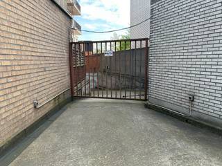 In de wijk “Ertbrugge” te Deurne, vlakbij het gemeentepark Bremweide, de Ertbruggedreef en het befaamde Bosuil stadion ontdek je deze garagebox.Met...