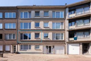 Bent u op zoek naar een appartement dat u volledig naar eigen smaak kunt renoveren, zowel voor eigen bewoning als een interessante investering? Dan is dit appartement op de eerste verdieping van een kleinschalige residentie aan het Monseigneur Van Goethemplein in Borgerhout zeker een bezoek waard. Dankzij de gunstige ligging, vlakbij winkels, scholen, openbaar vervoer en belangrijke invalswegen, geniet u hier van een uitstekende bereikbaarheid.<br /><br />Bij het betreden van het appartement komt u in de inkomhal, waar voldoende ruimte is voorzien voor een vestiaire en extra bergruimte. Van hieruit bereikt u de lichtrijke leefruimte, die dankzij de grote raampartijen geniet van een aangename natuurlijke lichtinval. Aansluitend bevindt zich de keuken, die u volledig naar eigen smaak kunt vernieuwen en inrichten.<br /><br />Aan de achterzijde van het appartement bevinden zich twee volwaardige slaapkamers, die u flexibel kunt gebruiken als slaap-, kinder- of bureauruimte. Vanuit één van de slaapkamers heeft u rechtstreeks toegang tot het aangename terras, waar u in alle rust kunt genieten van de buitenlucht. Verder beschikt het appartement over een badkamer en een private kelderberging, ideaal als extra opslagruimte.<br /><br />Dankzij de praktische indeling, de gunstige ligging en de talrijke renovatiemogelijkheden vormt dit appartement een uitstekende opportuniteit voor wie op zoek is naar een woning of interessante investering.<br /><br />Interesse?<br />Contacteer LISTED voor een bezoek: +32 3 283 51 51.<br />