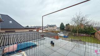 Bij ImmoFusion 7/7 “open huis” : klik op onze 3D-TOUR.<br />Ervaar vastgoed alsof je er zelf doorloopt!<br /><br />In een kleinschalige residentie bestaande uit slechts twee appartementen bevindt zich dit volledig vernieuwde appartement op de eerste verdieping in Heusden. Dankzij de grondige renovatie in 2012 is deze appartement volledig instapklaar en geldt er geen renovatieplicht.<br /><br />Bij het binnenkomen betreedt u de inkomhal, die leidt naar de ruime en lichtrijke leefruimte. De woonkamer beschikt over grote ramen die zorgen voor een overvloed aan natuurlijke lichtinval en een aangenaam open gevoel.<br /><br />Aansluitend bevindt zich de moderne keuken met kookeiland — ideaal voor wie houdt van gezelligheid en praktisch comfort.<br /><br />Het appartement beschikt over twee slaapkamers. Eén slaapkamer is toegankelijk via de woonkamer, terwijl de tweede slaapkamer zich achteraan het appartement bevindt en bereikbaar is via de keuken.<br /><br />Verder is er een praktische berging, een badkamer met ligbad en toegang tot het terras via de berging. Op het terras kunt u in alle rust genieten van frisse lucht en het mooie weer.<br /><br />Pluspunten:<br />- Volledig vernieuwd in 2012<br />- Geen renovatieplicht<br />- Twee slaapkamers<br />- Grote ramen met veel lichtinval<br />- Moderne keuken met eiland<br />- Terras in alle rust<br />- Ventilatie C en D<br /><br /><span>Maatregelen opgenomen in het Maatregelenregister: nee</span><br /><br />Voor een bezichtiging ter plaatse of meer info, bel ons op 078/78.78.70, of kom gewoon binnen op ons kantoor, steeds welkom!