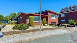 <p>Bij ImmoFusion 7/7 “open huis” : klik op onze 3D-TOUR. Ervaar vastgoed alsof je er zelf doorloopt!<br /><br /></p>
<p>In het rustige Lillo bevindt zich deze charmante openstaande woning, gelegen in de Driehoeksstraat, op een ruim perceel van maar liefst 7.37 are en met een bewoonbare oppervlakte van circa 235 m². De woning geniet van een uitstekende ligging in een rustige woonwijk. Een lagere school en een bushalte bevinden zich op wandelafstand, terwijl zowel het centrum van Houthalen als dat van Heusden op minder dan 5 minuten rijden bereikbaar zijn. Een centrale ligging die rust en bereikbaarheid perfect combineert.<br /><br /></p>
<p>Bij het betreden van de woning komt u in de inkomhal, van waaruit u zich naar het verhoogde niveau begeeft. Hier bevinden zich drie ruime slaapkamers, allemaal met aangename lichtinval.<br /><br /></p>
<p>Op het gelijkvloers vindt u een lichtrijke en ruime woonkamer, aansluitend op een open eetruimte en de keuken. Achteraan bevindt zich nog een badkamer en een toilet op het gelijkvloers. Ook beschikt de woning over een aangename veranda.<br /><br /></p>
<p>De woning beschikt een grote kelder, ideaal voor extra opslag. Buiten geniet u van een ruime en verzorgde tuin, waar het heerlijk vertoeven is in alle rust en privacy.<br /><br /></p>
<p>De ligging is een absolute troef: rustig en toch centraal, met een vlotte verbinding naar winkels, scholen, restaurants, snelwegen en mooie wandel- en fietsroutes.<br /><br /></p>
<p></p>
<p>Pluspunten:</p>
<p>-Perceel van 7.37 are</p>
<p>-Bewoonbare oppervlakte van ca. 235 m²</p>
<p>-3 volwaardige slaapkamers</p>
<p>-Veranda</p>
<p>-Grote kelder</p>
<p>-Ruime en zonnige tuin</p>
<p>-Rustige, maar centrale ligging</p>
<p></p>
<p>Maatregelen opgenomen in het Maatregelenregister: nee</p>
<p></p>
<p>Voor een bezichtiging ter plaatse of meer info, bel ons op 078/78.78.70, of kom gewoon binnen op ons kantoor, steeds welkom!</p>