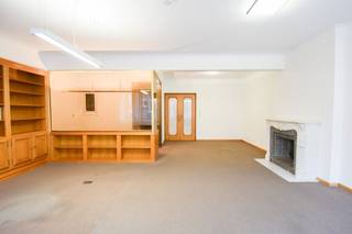 <p><span>Uitstekend gelegen kantoor in het centrum van Sint-Niklaas.</span></p><p><span> </span></p><p><span>Dit voormalig advocatenkantoor bevindt zich op een toplocatie en biedt tal van mogelijkheden, ideaal voor vrije beroepen, ...</span></p><p><span>De sterke visibiliteit, de veelzijdige indeling en de vlotte parkeermogelijkheden in de omgeving zijn slechts enkele van de vele troeven van dit pand</span><span>. </span></p><p><span> </span></p><p><span>INDELING</span></p><p><span>Inkomhal/wachtzaal</span></p><p><span>3 volwaardige kantoorruimtes waarvan 1 met een oppervlakte van 53 m² en de 2 andere met ieder een oppervlakte van  12m²</span></p><p><span>Keuken</span></p><p><span>Toilet</span></p><p><span> </span></p><p><span>EXTRA</span></p><p><span>Prima ligging in het centrum van Sint-Niklaas</span></p><p><span>Ondergrondse bergruimte</span></p><p><span>Fietsen berging</span></p><p><span>Balkon voor en achteraan het gebouw</span></p><p><span>EPC: label C</span></p><p><span>Asbestveilig</span></p><p><span> </span></p><p><span>Onmiddellijk beschikbaar</span></p><p><span>€ 60 gemeenschappelijke kosten </span></p><p><span>€ 175 voorschot op gas en water</span></p><p><span>  </span></p><p><span> </span></p>