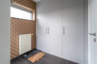 In een zeer gewilde en kindvriendelijke wijk in Loenhout bevindt zich deze ruime half open bebouwing.GELIJKVLOERSInkomhal ca. 5m² met een...