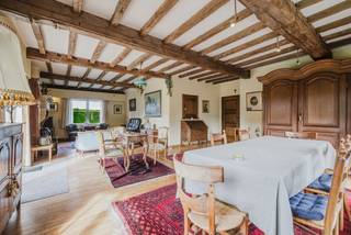 <p>LIGGING<br /><br />Ontdek deze <strong>te renoveren bungalow in de Luchthavenlaan te Sint-Denijs-Westrem</strong>, gelegen in een residentiële woonomgeving. Op wandelafstand bevindt zich het centrum van Sint-Denijs-Westrem met gezellige horeca, winkels en dagelijkse voorzieningen langs de Kortrijksesteenweg.<br /><br />Ook op vlak van bereikbaarheid is de ligging bijzonder interessant. Het centrum van Gent, scholen, winkels en openbaar vervoer bevinden zich vlakbij. Via de Kortrijksesteenweg bereikt u vlot de opritten van de <strong>E40, E17 en R4</strong>.<br /><br />Voor wie graag in het groen vertoeft, liggen het <strong>Duddegembosje en Borluutpark</strong> vlakbij. <strong>Mobiscore: 8,5/10.<br /><br /></strong>INDELING<br /><br />Deze <strong>te renoveren bungalow</strong> is gelegen op een ruim perceel van <strong>892 m²</strong> en beschikt over een totale bruikbare vloeroppervlakte van <strong>174 m²</strong>. De woning biedt een solide basis om volledig naar eigen smaak en woonwensen te renoveren.<br /><br />Via de ruime inkomhal komt u in de <strong>lichtrijke leefruimte</strong> met houten plankenvloer en open haard. Aansluitend bevindt zich de afgesloten keuken.<br /><br />De <strong>zuidwestgerichte tuin</strong> vormt een aangename troef. Het ruime terras zorgt voor een mooie verbinding tussen woning en tuin.<br /><br />Verder beschikt de woning over <strong>drie slaapkamers, een badkamer, apart toilet en een inpandige garage</strong>.<br /><br />Een droge kelder en ruime zolderverdieping bieden bijkomende bergruimte en mogelijkheden tot verdere inrichting.<br /><br /><strong>Renovatieplicht: ja<br /><br /></strong>TROEVEN</p>
<ul>
<li><strong>Te renoveren bungalow</strong> in een residentiële buurt van Sint-Denijs-Westrem</li>
<li>Zuidwestgerichte tuin</li>
<li>Inpandige garage en verschillende parkeermogelijkheden</li>
</ul>
<p><strong>Een interessante renovatiekans voor wie op zoek is naar een woning met ruimte en een mooie tuin in Sint-Denijs-Westrem.<br /><br /></strong>Mis deze opportuniteit niet! Contacteer Bram voor meer info en/of een bezoek: <strong>0471 76 90 50<br /><br /></strong><em>(Sted. inl. in aanvraag)</em></p>