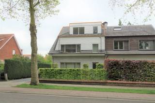 Dit instapklaar appartement is gelegen op de tweede verdieping van een kleinschalig gebouw zonder lift. Indeling: een inkomhal met apart toilet, een woon- en eetkamer 26m² op tegel, een keuken 7m² die uitgerust is met een gasfornuis, een oven, een vaatwasser, een koelkast en opbergkasten. Vanuit de inkomhal heeft u toegang tot de hoofdslaapkamer 10m², een kinderkamer anex bureau 6m² en een badkamer die voorzien is van een douche, een wandmeubel en een aansluiting voor uw wasmachine/droogkast. Tevens is er een ruime privatieve garagebox 23m² aan het eigendom verbonden. Zeer centraal gelegen, op een boogscheut van het openbaar vervoer, winkels, scholen, invalswegen en vlak over Hof De Bist waar u gezellig kan vertoeven.