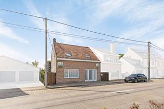 Ben je op zoek naar een renovatieproject met potentieel? Ontdek deze ruime, vrijstaande woning te koop in het charmante Bovekerke. Deze...