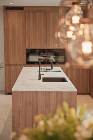 STARTPRIJS: Elk bod boven deze startprijs, wordt voorgelegd aan de eigenaars, die al dan niet kunnen in gaan op dit aanbod. Exclusieve ruime villa op...