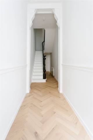 CASCO Maison de maître avec grand jardin dans un emplacement de choix !Quartier résidentiel agréable avec de belles maisons et proche de tout.Disposition : V0 : hall d'entrée, grand espace de vie avec cuisine et possibilité de buanderie ou bureau + salle de bain, grand jardin de ville ;V1 :V2 :V3 :La propriété a déjà un toit entièrement neuf, des fenêtres HR, une façade arrière isolée,...N'hésitez pas à venir jeter un coup d'œil pour voir toutes les possibilités !