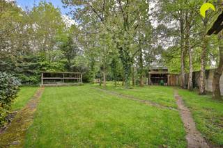 <p><span>IN OPTIE ! </span></p><p><span>Een verborgen parel in het hart van Kontich</span></p><p><span>Midden in het centrum van Kontich, verscholen tussen het groen en volledig omringd door rust en privacy, bevindt zich deze uitzonderlijke open bebouwing op een prachtig perceel van maar liefst </span><span>1.876 m²</span><span>. Een zeldzame eigendom waar ruimte, bereikbaarheid en een unieke ligging op een haast onnavolgbare manier samenkomen.</span></p><p><span>De woning is discreet bereikbaar via een doodlopend steegje, terwijl het perceel bovendien aansluit op twee bijkomende toegangen via de </span><span>Leiaard</span><span> en de </span><span>Cornelis Verhulstlaan</span><span>. Deze bijzondere configuratie biedt niet alleen een uitzonderlijk gevoel van vrijheid, maar creëert ook tal van mogelijkheden voor wonen, werken of een combinatie van beide.</span></p><p><span>Met een bewoonbare oppervlakte van </span><span>308 m²</span><span> (inclusief de indrukwekkende zolderverdieping) en een achterliggend atelier met garages van ca. </span><span>100 m²</span><span> en een eigen toegang, is dit een eigendom met een uitzonderlijk potentieel.</span></p><p><span>De prachtig aangelegde tuin vormt zonder twijfel één van de absolute blikvangers. Door de organische indeling met volwassen bomen, hagen en zorgvuldig gekozen beplanting geniet u hier van een oase van groen, volledige privacy en een heerlijk zuidwestgerichte oriëntatie. Een plek waar elk seizoen tot zijn recht komt.</span></p><p><span> </span></p><h3><span>Indeling</span></h3><p><span>Via de ruime inkomhal met vestiaire en gastentoilet bereikt u alle vertrekken van de woning.</span></p><p><span>Links bevindt zich de royale leefruimte van ca. </span><span>50 m²</span><span>, die dankzij de grote raampartijen geniet van veel natuurlijk licht. Aansluitend bevindt zich een gezellige veranda van ca. </span><span>15 m²</span><span>, vanwaar u uitkijkt op de prachtige tuin.</span></p><p><span>Centraal achteraan ligt de ruime keuken, uitgerust met massieve eiken kasten, een kookplaat, dampkap, koelkast en spoelbak. Zowel vanuit de keuken als vanuit de veranda heeft u rechtstreeks toegang tot het terras en de tuin.</span></p><p><span>Verder beschikt de woning over twee volwaardige slaapkamers van respectievelijk </span><span>15 m²</span><span> en </span><span>16 m²</span><span>, beide afgewerkt met een mooie parketvloer. De verzorgde badkamer is tijdloos ingericht en voorzien van een ligbad, douche, dubbel lavabomeubel en een tweede toilet.</span></p><p><span>De inpandige garage van </span><span>22 m²</span><span> biedt plaats aan de technische installaties en de aansluiting voor een wasmachine. Ook vanuit deze ruimte is er een rechtstreekse toegang tot de tuin.</span></p><p><span>De indrukwekkende zolderverdieping van maar liefst </span><span>140 m²</span><span> biedt een zee aan mogelijkheden voor extra slaapkamers, een hobbyruimte, kantoor of een volledig nieuwe woonverdieping.</span></p><p><span>Achteraan op het perceel bevindt zich bovendien een multifunctioneel atelier, opgedeeld in drie ruimtes en vlot bereikbaar via de </span><span>Leiaard</span><span>. Dankzij de aparte toegang is dit gebouw ideaal als werkplaats, opslagruimte, praktijk of garage en vormt het een absolute meerwaarde voor dit unieke eigendom.</span></p><h3><span> </span></h3><h3><span>Troeven</span></h3><ul><li><span>Uitzonderlijke ligging: een verborgen groene oase, midden in het centrum van Kontich.</span></li><li><span>Zeldzaam perceel van </span><span>1.876 m²</span><span> met optimale privacy en drie toegangen.</span></li><li><span>Zeer degelijk gebouwde en uitstekend onderhouden open bebouwing.</span></li><li><span>Prachtige, volwassen tuin met zonnige zuidwestoriëntatie.</span></li><li><span>Gelijkvloers wonen mogelijk, met tal van uitbreidingsmogelijkheden op de zolderverdieping.</span></li><li><span>Achterliggend atelier/garage van ca. </span><span>100 m²</span><span> met eigen toegang, ideaal voor zelfstandigen, hobbyisten of extra opslag.</span></li></ul><p><span> </span></p><p><span>Een eigendom met uitzonderlijk veel potentieel op een locatie die nauwelijks nog te vinden is.</span></p><p><span> </span></p><p><span>EPC: 230 kWh/m² - C-label - Elektriciteit conform bij akte!</span></p><p><span>Waterinfo: P-score C - G-score C</span></p><p><span> </span></p><p><span>Voor een bezoek ter plaatse kan u ons contacteren op het nummer 03 449 42 41 of mail ons via hallo@habicom.be.</span></p><p><span>Benieuwd naar de waarde van jouw woning? Check het gratis op www.watismijnhuiswaard.be</span></p><p><span> </span></p><p><span> </span></p>
