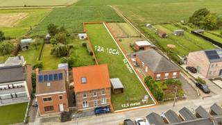 <p><strong>Ruime bouwgrond van 1.210 m² voor halfopen bebouwing met prachtig landelijk uitzicht</strong><br /></p><p>Bent u op zoek naar de ideale locatie om uw droomwoning te bouwen? <br />Dan is deze mooie bouwgrond in de Wilderstraat te Appelterre-Eichem (Ninove) zeker een bezoek waard.</p><p>Met een oppervlakte van <strong>1.210 m²</strong> biedt dit perceel alle ruimte om een ruime halfopen woning te realiseren, omringd door rust en groen. <br />Achteraan geniet u van een prachtig, weids uitzicht over de omliggende velden, terwijl de <strong>westgerichte tuin</strong> garant staat voor een optimale bezonning tot in de avonduren.</p><p>De bouwgrond is gelegen in een <strong>rustige, residentiële straat</strong> met hoofdzakelijk plaatselijk verkeer. Hierdoor geniet u van een <strong>aangename en veilige woonomgeving</strong>, zonder in te boeten aan bereikbaarheid. <br />Winkels, scholen, openbaar vervoer en het centrum van Ninove bevinden zich op slechts enkele minuten rijden. <br />Ook de verbindingswegen richting Aalst, Brussel en Geraardsbergen zijn vlot bereikbaar.</p><p><strong>Kenmerken</strong></p><ul><li><p>Perceeloppervlakte: <strong>1.210 m²</strong></p></li><li><p>Geschikt voor een <strong>halfopen bebouwing</strong></p></li><li><p>Straatbreedte: <strong>12.5 meter</strong></p></li><li><p>Gelegen in woongebied</p></li><li><p>Bouwvoorschriften volgens het geldende RUP (beschikbaar op aanvraag)</p></li><li><p><strong>Geen bouwverplichting</strong>: bouw wanneer het u uitkomt, met de architect en aannemer van uw keuze</p></li></ul><p><strong>Troeven</strong></p><ul><li><p>Rustige en kindvriendelijke woonomgeving</p></li><li><p>Prachtig, open uitzicht over het achterliggende groen</p></li><li><p>Westgerichte tuin met zon tot 's avonds</p></li><li><p>Ruime bouw- en tuinmogelijkheden</p></li><li><p>Ideale uitvalsbasis voor wandel- en fietsliefhebbers</p></li><li><p>Goede verbinding naar Ninove, Aalst, Brussel en Geraardsbergen</p></li></ul><p>Deze bouwgrond vormt een<strong> unieke opportuniteit</strong> voor wie op zoek is naar <strong>ruimte, rust en een landelijke omgeving</strong>, zonder afstand te doen van een <strong>vlotte bereikbaarheid</strong>.<br /></p><p><strong>Interesse?</strong> Neem vrijblijvend contact op met <strong>Topo-Immo</strong> voor meer informatie, de bouwvoorschriften, het verkavelingsplan of een bezoek ter plaatse.</p>