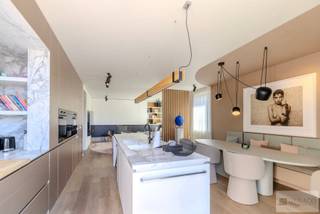 Debaco Immobiliën presenteert dit uitzonderlijk appartement waar ruimte, luxe en verfijning naadloos samenvloeien. Met een bewoonbare oppervlakte van circa 220 m², drie royale terrassen en een hoogwaardige afwerking tot in de kleinste details, biedt deze exclusieve residentie een unieke woonervaring op een uitstekende locatie, vlakbij het bruisende centrum van Leuven. <br /><br />Van zodra u het appartement betreedt, wordt u ondergedompeld in een gevoel van elegantie, luxe en exclusiviteit! <br /><br />De indrukwekkende leefruimte, afgewerkt met een warme parketvloer en een stijlvolle gashaard, vormt het kloppende hart van het appartement. Aansluitend bevindt zich de luxueuze open keuken, volledig uitgerust met kwalitatieve en hedendaagse toestellen en afgewerkt met oog voor detail. De ruime eetplaats vormt de ideale setting voor gezellige diners en stijlvolle ontvangsten en maakt het geheel compleet. <br /><br />Vanuit de leefruimte bereikt u het eerste royale terras, waar u in alle rust kunt genieten van een exclusieve buitenbeleving. Hier is voldoende ruimte voorzien voor zowel een stijlvolle lounge als een volwaardige buiteneetkamer. <br /><br />Het appartement beschikt over zes volwaardige slaapkamers, die stuk voor stuk een aangename rust uitstralen en afgewerkt zijn met kwalitatieve vast tapijtbekleding. <br /><br />De absolute blikvanger is de mastersuite. Deze ruimte beschikt over een elegant bureaugedeelte, een royale dressing en een luxueuze ensuite badkamer met een ruime inloopdouche, een dubbel lavabomeubel en een afzonderlijk toilet. Vanuit de mastersuite geniet u bovendien van een rechtstreekse toegang tot twee bijkomende terrassen, waardoor u op elk moment van de dag kunt genieten van zon, rust en privacy. <br /><br />De nachthal biedt vervolgens toegang tot een praktische wasberging, twee afzonderlijke gastentoiletten en twee badkamers. <br /><br />Bij dit appartement horen ook drie privatieve autostaanplaatsen in de ondergrondse parkeergarage en twee ruime kelderbergingen. Het appartement is comfortabel bereikbaar via de lift. <br /><br />Troeven: <br />+ Exclusief high-end appartement<br />+ Hoogwaardige en luxueuze afwerking<br />+ Royale leefruimte met luxueuze keuken<br />+ 6 slaapkamers <br />+ Mastersuite met dressing en ensuite badkamer <br />+ 3 ruime terrassen <br />+ 3 privatieve ondergrondse staanplaatsen <br />+ EPC label A - EK conform <br />+ Uitstekende locatie te Leuven<br /><br />Hebt u interesse in dit exclusief appartement te Leuven? <br />Contacteer ons via info@debaco.be of bel ons op 014/73.77.77 voor een bezoek ter plaatse!
