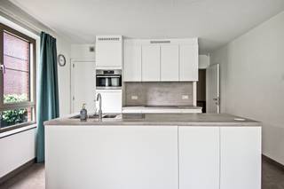 Instapklaar gelijkvloers appartement met terras en garage.Dit instapklare gelijkvloers appartement is rustig gelegen in een doodlopende straat, in...
