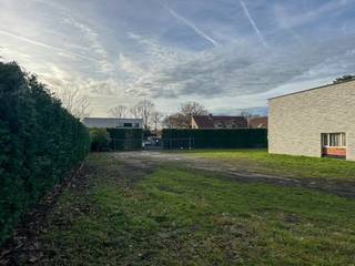 Beau terrain à bâtir pour une maison individuelle (bâtiment ouvert) sur un terrain de 11,5 acres, situé dans une impasse extrêmement calme, en...