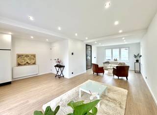 HALFOPEN WONING - 3 SLAAPKAMERS PLUS VIERDE MOGELIJK - TUIN - SMAAKVOL GERENOVEERD<br />Tijdloos gerenoveerde halfopen woning op goede locatie nabij alles wat men nodig heeft: winkels, openbaar vervoer, vlotte connectie naar autostrades,.. Indeling: inkom met traphal, apart toilet met handwasser, lichtrijke woonkamer met ruimte voor salon en eetplaats met zicht op het terras en de tuin; Halfopen keuken met alle comfort (ruime koelkast, vaatwas, microgolfoven, oven,..) met ontbijthoek en doorsteek naar de wasplaats/bijkeuken/fietsenberging met deur met glas zodat men rechtstreeks naar de tuin kan; Plooitrap naar geïsoleerde zolderkamer met raam waar nog een bijkomende kamer kan worden ingericht of die eenvoudigweg kan dienen als ruimte voor opslag; Droge ruime kelder; Boven: nachthal, 3 ruime slaapkamers en badkamer met inloopdouche, dubbele wastafel met meubel en spiegel, hangradiator en tweede toilet; Ruime geïsoleerde zolder met raam, momenteel is een nieuwe plooitrap voorzien als toegang doch biedt de hal de optie en ruimte om een vaste trap te installeren zodat men naar een vierde slaapkamer kan; Rechtstreekse toegang links langs de woning via een zijpoortje naar achteren; Voor wie een carport of garage wenst, kan dit alsnog en er is een parkeerplaats voor de woning alsook ruim voldoende parkeermogelijkheid in de straat ook; Beschikbaarheid: bij akte na betaling; Conforme elektrische installatie; Overal hoogrendementsbeglazing en geïsoleerde zadel- alsook platte daken; EPC C/ 239 KwH/M²jaar; Info en bezoek: julie@elet.immo of 0479 635 685;