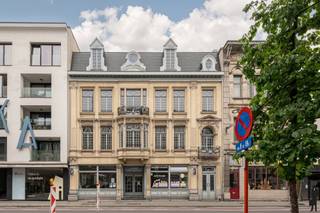4 gerenoveerde kantoorruimtes (geheel of gedeeltelijk te huren) in een karaktervolle geklasseerde herenwoning met uitstekende bereikbaarheid en...