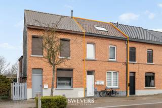 Voor meer info en foto’s, surf naar www.swevers.be – In de Kroonwinningstraat 30 in Hasseltvind je dit veelzijdig opbrengsteigendom met drie...