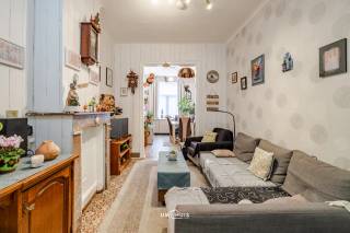 BEZOEKMOMENT VRIJDAG 30/10 - 16:00U-18:30u <br /><br />Op zoek naar een starterswoning op een centrale locatie in Dendermonde? Deze woning bevindt zich op korte afstand van tal van voorzieningen. Zo ligt een apotheek op slechts 280 meter, een supermarkt op 600 meter en het treinstation van Dendermonde op ongeveer 950 meter. Ook het Atheneum bevindt zich op amper 1,2 kilometer.<br /><br />Bij het betreden van de woning komt u binnen via de aparte inkomhal, die toegang biedt tot de leefruimte. De woning beschikt over PVC-ramen met dubbele beglazing.<br /><br />Op de eerste verdieping bevinden zich twee slaapkamers, bereikbaar via de ruime traphal. Via de vaste trap bereikt u de tweede verdieping, waar zich een derde slaapkamer en een bijkomende ruimte bevinden die nog verder afgewerkt dient te worden. Deze biedt de mogelijkheid om een volwaardige vierde slaapkamer te creëren, ideaal voor een groter gezin, een hobbyruimte of een thuiskantoor.<br /><br />Een absolute troef is de prachtig onderhouden tuin, waar u in alle rust kunt genieten van het buitenleven.<br /><br />Kortom, een interessante starterswoning met een aangename tuin, een praktische indeling en de mogelijkheid tot vier slaapkamers, op een gunstige locatie nabij het centrum van Dendermonde.<br /><br />Wenst u deze woning te bezoeken? Schrijf u dan in voor het bezoekmoment via onze website, of bel ons tijdens de kantooruren op 052 46 38 03.