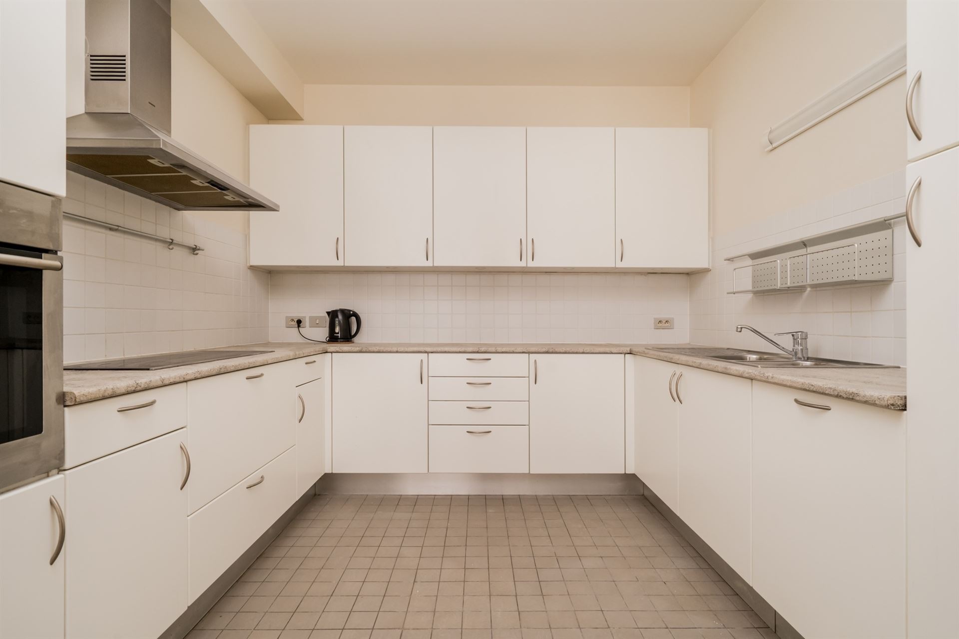 Ruim en lichtrijk appartement op de 2de verdieping in de prachtige residentie St Louis Court - foto 4