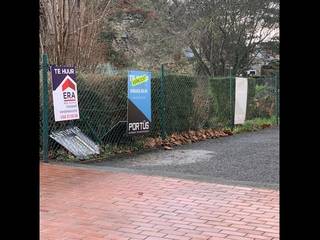 <p>Gesloten garage in het centrum van Nieuwpoort, gelegen aan Willem De Roolaan 17 BOX 2.</p><p><br /></p><p>Belangrijkste ruimtes:<br />• Gesloten garage met stevige poort en voldoende manoeuvreerruimte</p><p><br /></p><p>Troeven:<br />• Centrale ligging in het centrum van Nieuwpoort<br />• Veilig en afgesloten parkeer- of opslagruimte<br />• Nabij zee, duinen en voorzieningen</p><p><br /></p><p>Neem vandaag nog contact op met uw ERA-makelaar voor een bezoek.</p><p><br /></p><p>JOUW DROOMGARAGE. ZO GEVONDEN!</p>