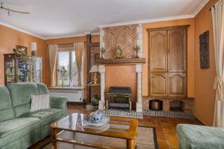 <p><strong>Instapklare gezinswoning met ruimte en prachtig uitzicht in Lennik</strong></p><p>Welkom in deze ruime en goed onderhouden woning, centraal gelegen in het landelijke Lennik. Met een bewoonbare oppervlakte van 424 m² op een perceel van 1.147 m² biedt deze eigendom alle comfort voor een gezinsleven in een rustige, groene omgeving.</p><p>U wordt verwelkomd in een lichtrijke en open leefruimte, ideaal voor gezellige momenten met familie of vrienden. Aansluitend bevindt zich een karaktervolle eetkamer en een volledig uitgeruste, functionele keuken.</p><p>De woning beschikt over twee ruime slaapkamers, met uitbreidingsmogelijkheden volgens uw noden. De badkamer is netjes afgewerkt en voorzien van een ligbad, dubbele wastafel en voldoende opbergruimte.</p><p>Verder zijn er twee garages met ruime oprit, wat zorgt voor voldoende parkeergelegenheid en extra opslag. De zuidoostgerichte tuin biedt rust en een prachtig vergezicht over de omliggende velden.</p><p>Gelegen nabij voorzieningen en invalswegen, vormt deze woning een ideale opportuniteit voor wie op zoek is naar kwaliteit in het Pajottenland.</p><p>Zeer gunstig EPC-label B.</p><p><strong>De vermelde prijs is een richtprijs. Na ontvangst van de biedingen zal de verkoper beslissen of hij/zij de eigendom verkoopt aan het beste bod. De richtprijs is aldus niet bindend voor de verkoper.</strong><br /><strong>Voor meer info kunt u ons contacteren op 053/70.23.67 of info@derick.be </strong></p>
