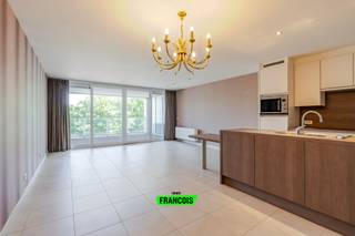 Op de eerste verdieping van Residentie INFINITY III in Mariakerke (Oostende) ontdek je dit energiezuinige en instapklare appartement met EPC-label A. Dankzij de lichtrijke leefruimtes, kwalitatieve afwerking en twee ruime zonneterrassen geniet je hier van comfortabel wonen aan de kust.<br /><br />Bij het binnenkomen tref je een verzorgde inkomhal met vestiairekast en apart toilet. De gezellige woonkamer met open zicht geeft uit op het eerste zonneterras – een ideale plek om ’s ochtends te genieten van een kopje koffie. De open, volledig ingerichte keuken sluit mooi aan op een praktische berging.<br /><br />Verder biedt het appartement twee comfortabele slaapkamers die beiden toegang geven tot een breed achterterras, perfect om ’s avonds tot rust te komen. De badkamer is uitgerust met een ligbad/douchecombinatie en lavabo.<br /><br />Ligging<br /><br />Dit appartement bevindt zich op een toplocatie in Mariakerke (Oostende), op wandelafstand van tram- en bushaltes, winkels, bakker en supermarkt. Bovendien woon je op een boogscheut van het strand en het centrum van Oostende – een ideale combinatie van rust, bereikbaarheid en comfort.<br /><br />Benieuwd om dit lichtrijke en instapklare appartement zelf te ontdekken?<br /><br />Contacteer Immo Francois via 0474 05 59 25 en plan vandaag nog je bezoek.<br /><br />Woning verkopen in Oostende? Vraag je gratis schatting aan bij Immo Francois, jouw lokale makelaar.<br /><br />