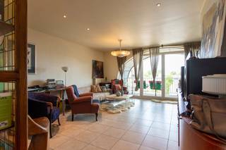 Dit verzorgde appartement op de derde verdieping is gelegen in het centrum van Essen, op wandelafstand van winkels, scholen en openbaar vervoer. De lichtrijke leefruimte met open, volledig uitgeruste keuken geeft via een dubbele deur toegang tot het aangename terras. Verder beschikt het appartement over twee slaapkamers, een badkamer met douche en aansluiting voor een wasmachine, een apart gastentoilet en een praktische berging. Dankzij de doordachte indeling biedt het appartement een comfortabele woonomgeving voor zowel koppels als kleine gezinnen. Een private ondergrondse autostaanplaats is inbegrepen en vormt een extra troef. Een ideale opportuniteit voor wie op zoek is naar comfortabel wonen op een centrale locatie