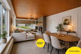 Deze rustig gelegen open bebouwing (bungalow) ligt in de nabijheid van het centrum van Sijsele, met scholen, winkels en belangrijke invalswegen op korte afstand. Achteraan geniet u van een mooi, open zicht op het omliggende landbouwgebied, wat bijdraagt aan een aangename en landelijke woonbeleving. De woning beschikt over een bewoonbare oppervlakte van ca. 132 m², aangevuld met een zolder van +/- 50 m², en bevindt zich op een perceel van 959 m² met een oost gerichte tuin. Bij het binnenkomen komt u terecht in de inkomhal met ingemaakte kast. De ruime en lichtrijke leefruimte van ca. 41 m² met open haard geeft toegang tot de veranda. Verder vindt u op het gelijkvloers een ruime keuken, een berging, een apart toilet en een technische ruimte. De woning telt drie volwaardige slaapkamers en een badkamer. Buiten geniet u van een grote tuin rondom de woning en een garage (ca. 40 m²) met zolder. Deze eigendom is ideaal voor wie op zoek is naar een rustige woonomgeving met ruimte en renovatiemogelijkheden op een goede locatie. EPC: 463 kWh/m² (label E).<br />De vermelde prijs is een richtprijs. Elk bod hoger of lager dan de vermelde prijs wordt overgemaakt aan de eigenaar die zich het recht voorbehoudt om dit al dan niet te aanvaarden. (Wg + Ag, Gmo, Vg, Gvkr, Vv) Ref. BR00312