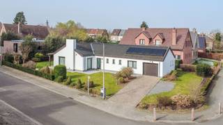 TOPLIGGING<br />Een degelijke en fijn onderhouden bungalow met oa. 2 slaapkamers + bureau, 12 zonnepanelen, garage met sectionale poort en een aangename siertuin met terrassen gelegen in een rustige, groene omgeving te Halle (Buizingen).<br /> <br />Op het gelijkvloers: inkomhal met vestiaire + toilet, living - eetplaats met gashaard (36.00m²), keuken (12.50m²), berging/wasplaats, nachthal, slaapkamer 1 (14.15m²), slaapkamer 2 (11.00m²), bureau (8.50m²), douchekamer (dubbele lavabo met meubel en douche);<br />Verder: garage met sectionale poort (20.00m²), oprit/parking, terrassen, siertuin, tuinhuis.<br /><br />Buitenschrijnwerk hout dubbel glas + rolluiken<br />Verwarming via aircowarmtepompen en elektrische accumulatoren <br />EPC: 322 kWh/m² (geen renovatieplicht!) - UC: 3807518<br />Perceeloppervlakte: 6a 63ca - kadastraal inkomen: 1.165 EUR<br />Nutsvoorzieningen: waterverzachter<br /><br />Stedenbouwkundige inlichtingen in aanvraag.