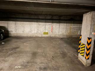 Autostaanplaats op centrale ligging in overdekte parking.Maximale inrijhoogte 1,85 meter.P3...