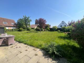 Alleenstaande villa met 3 slaapkamers gelegen op een mooi perceel grond ( 697 m² ) en dit in een rustige villawijk op wandelafstand van het centrum van Knokke-Heist.  Deze villa omvat op het gelijkvloers een inkomhal met gastentoilet, living met open-haard, aparte keuken met eetplaats en een inpandige garage. Op de verdieping zijn er 3 slaapkamers en een badkamer met ligbad en douche, dubbele lavabo en toilet. Mooie zonnige tuin en parkeerplaats voor verschillende wagens. 