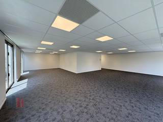 Espace de bureau de haute qualité de 148 m² à louer dans le parc de bureaux moderne Latem Business Park avec une image très...