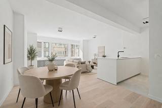 Prachtig afgewerkt appartement met twee slaapkamers, gelegen op de eerste verdieping (met lift) van een kleinschalige en gezellige residentie...