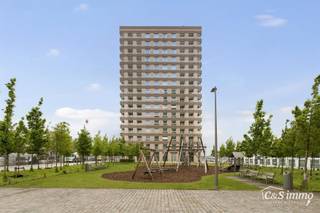 Cet appartement prêt à emménager (environ 94 m²) est situé au 12e étage avec vue sur l'eau, dans le quartier animé d'Eilandje, près du Montevideo et à quelques minutes à vélo du centre-ville. Hall d'entrée avec accès au débarras et aux toilettes séparées avec lavabo. Grand salon et salle à manger (environ 43 m²) avec parquet, grandes baies vitrées et accès à la terrasse (environ 9 m²). Depuis le salon et la terrasse, vous pouvez profiter en toute tranquillité d'une vue unique sur l'Escaut et les docks. La cuisine ouverte de qualité, avec sol carrelé, est équipée d'un four, d'une plaque de cuisson vitrocéramique, d'un réfrigérateur avec compartiment congélateur et d'un lave-vaisselle. Chambre principale (environ 15 m²) et deuxième chambre (environ 11 m²) également avec parquet. Cette dernière peut également être aménagée en bureau, salle de loisirs ou chambre d'enfant. Au bout du couloir se trouve une salle de bains équipée avec carrelage, baignoire avec douche, radiateur sèche-serviettes et double meuble de salle de bains. Cave. Place de parking pour 35 000 €. Emplacement idéal avec tous les commerces et restaurants à proximité.