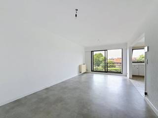 Bent u op zoek naar een instapklaar en gezellig appartement te huur aan de Vaart in Schoten? Dit volledig opgefriste vastgoed bevindt zich in een kleinschalig gebouw en combineert een rustige ligging aan het water met een uitstekende bereikbaarheid.<br /><br />Indeling van het appartement op de tweede verdieping zonder lift:<br /><br />-centrale gang die vlot toegang biedt tot alle ruimtes<br />-lichtrijke leefruimte van ruim 23m² met directe toegang tot het terras vooraan met zicht op de Vaart<br />-functionele open keuken uitgerust met gaskookplaat, oven, spoelbak, koelkast en vriezer<br />-slaapkamer 1 van ca. 9m² <br />-ruime slaapkamer 2 van ca. 13m² biedt toegang tot het rustige terras achteraan<br />-praktische badkamer met bad/douche combinatie en vernieuwd lavabomeubel.<br />-toilet apart<br />-handige berging voorzien van een aansluiting voor een wasmachine en droogkast<br /><br />Bijzonderheden:<br /><br />-volledig opgefrist<br />-twee terrassen: optimaal genieten van buitenruimte<br />-kleinschalig gebouw: geen gemeenschappelijke kosten<br />-EPC C<br />-per direct beschikbaar<br /><br />Ben jij geïnteresseerd om dit vastgoed te huren in Schoten? Aarzel dan niet om ons te contacteren.