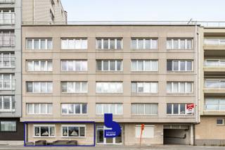 In Middelkerke bieden wij dit ruim appartement aan met zicht op duinen.<br />Het appartement bevindt zich vlak aan de dijk van Middelkerke.<br /><br />Wanneer we de ruime gang binnenkomen kunnen we vlot elke ruimte bereiken.<br />Het appartement beschikt over een halfopen keuken waardoor er genoeg kastruimte is maar de connectie met de woonkamer toch aangenaam is.<br />Vanuit de woonkamer hebben we een mooi zicht op de duinen van Middelkerke.<br />Aanpalend aan de woonkamer is er nog een groot bureau.<br />Deze kan deel uitmaken van de woonkamer maar kan ook dienen als extra slaaphoek.<br /><br />Aan de andere kant van de gang bevinden zich dan 2 ruime slaapkamers die uitgeven op de binnenkoer waardoor de rust steeds gegarandeerd is.<br />Verder beschikt het appartement nog over een mooie badkamer en aparte berging.<br /><br />Recent werden de ruiten vernieuwd en werd het appartement voorzien van automatische rolluiken.<br />Momenteel wordt het appartement verhuurd aan betrouwbare en aangename huurders (850 euro per maand).<br />Hierdoor is dit appartement ideaal als vaste woning, vakantiewoning of opbrengsteigendom.<br /><br />Meer info? ewout@immoblauw.be