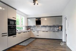 <p><span>Instapklaar appartement (130 m²) met 3 slaapkamers en terras (10 m²) in Wilrijk.</span></p><p><span>Dankzij de centrale ligging nabij het dorpscentrum geniet dit appartement van een uitstekende bereikbaarheid. Met de wagen bereik je vlot de snelweg en verschillende verbindingswegen, terwijl ook het openbaar vervoer en meerdere velo-stations zich in de directe omgeving bevinden.</span></p><p><span>Het appartement bevindt zich op de eerste verdieping van een kleinschalig gebouw met slechts twee verdiepingen. Het gebouw werd opgeleverd in 2023 en voldoet volledig aan de huidige normen, waardoor je hier zonder zorgen kan wonen of investeren. Het dak is geïsoleerd en voorzien van zonnepanelen, de elektriciteit is conform en de PVC-ramen zijn voorzien van dubbele hoogrendementsbeglazing. Momenteel is het appartement verhuurd aan €…/maand.</span></p><p><span>Binnenin geniet je van een bijzonder ruime en lichtrijke leefruimte met open, volledig geïnstalleerde keuken, samen goed voor maar liefst 67 m². Vanuit de leefruimte heb je toegang tot het inpandige terras van 10 m² met noordoriëntatie.</span></p><p><span>Het appartement beschikt verder over drie volwaardige slaapkamers van 10 m², 15 m² en 22 m². De badkamer (7 m²) is uitgerust met een inloopdouche, lavabomeubel, handdoekdroger en toilet. Daarnaast zijn er nog een tweede, apart toilet en een praktische berging/wasplaats (4 m²) aanwezig.</span></p><p><span>Ben je op zoek naar een recent en ruim appartement met drie slaapkamers op een centrale locatie? Mis deze kans niet! Bruikbare vloeropp. 130 m² – ref.: bruto vloeropp. EPC-certificaat. Voor meer info of een gratis schatting surf naar </span><span><span>www.hansimmo.be</span></span></p><p><span> </span></p>