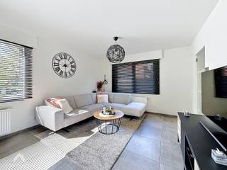 <p>Uiterst rustig gelegen en instapklare woning bestaande uit een inkomhal met apart gastentoilet, een gezellige en lichtrijke leef- en eetruimte en een open, volledig uitgeruste keuken. Vanuit de keuken is er toegang tot de droge kelder. Aansluitend vindt u het aangename terras en de gezellige tuin met tuinhuis. Op de eerste verdieping bevinden zich twee slaapkamers en een ruime badkamer voorzien van een inloopdouche, ligbad, dubbele lavabo, toilet en aansluiting voor was- en droogmachine. Via een vaste trap bereikt u de afgewerkte zolder die perfect kan dienen als derde slaapkamer, maar momenteel gebruikt wordt als polyvalente ruimte.</p>
<p>Troeven:</p>
<ul>
<li>Voorzien van 12 zonnepanelen</li>
<li>PVC ramen met dubbelglas</li>
<li>Elektrische rolluiken</li>
<li>Mooie afgewerkte en lichtrijke woning</li>
<li>Ruime badkamer</li>
<li>Gezellige tuin met terras</li>
<li>Uiterst rustige locatie doch nabij alle noodzakelijke voorzieningen</li>
<li>Regenwaterput van 5000l</li>
</ul>
<p>Deze woning is te koop ZONDER makelaar via het concept van Smart Houses! Verdere inlichtingen of bezoek? Contacteer rechtstreeks de eigenaar via 0497/62.22.10</p>