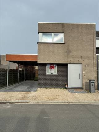 <p><strong>Waregem: woning met carport en leuke tuin te huur.</strong><br /><br />Deze woning bevindt zich in een rustige straat dichtbij het centrum van Waregem. De woning is gelegen dichtbij scholen, openbaar vervoer en winkels. Een troef van de woning is de leuke en zonnige tuin.<br /><br /><br /><u>Indeling:</u><br /><strong>Gelijkvloers:</strong> inkomhal met gastentoilet, woonkamer en eetplaats, volledig ingerichte keuken, tuin en carport.<br /><strong>Eerste verdieping:</strong> 3 slaapkamers, badkamer met douche, ligbad en dubbele wastafel.<br /><br /><u>Troeven:</u></p>

<ul><li>Energiezuinig - EPC B</li><li>Rustig gelegen</li><li>Zonnige tuin</li></ul>

<p><br /><br /><strong>Is dit jouw droomwoning? Neem dan snel contact op met Indra - 056/61.10.10.</strong></p>