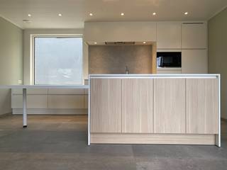 Mooie instapklare en energiezuinige woning met alle comfort. Bestaande uit een inkomhall, bureel of kinderspeelkamer, grote living, ingerichte keuken met eetruimte, grote wasberging, 3 slaapkamers met inbouwkasten, mooie badkamer, kleine tuin en tuinberging. Mooie aanbieding.