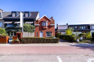 Volledig te renoveren woning in centrum Westmalle met 3 slaapkamers! De woning biedt tal van mogelijkheden om te renoveren.<br /><br />Troeven :<br />- te renoveren naar eigen smaak<br />- ontsluiting via Bergstraatje<br />- mooie leefruimte met hoge plafonds<br />- 3 volwaardige slaapkamers<br />- centrum Westmalle<br />- praktische tuin<br /><br />Via de inkomhal kom je in de woonkamer met aanpalend keuken en badkamer. Verder kan je vanuit de keuken verder naar de garage die ontsluit op het Bergstraatje. Onder de inkomhal is een droge kelder voorzien als extra opslagruimte. Op de verdieping bevinden zich 3 ruime slaapkamers, waarvan je er gerust één kan omvormen naar badkamer. De zolderruimte is ideaal als extra bergruimte. <br /><br />Zin om van deze woning je nieuwe thuis te maken ?<br />Bel Flor Vastgoed voor een afspraak ter plaatse om het potentieel van deze woning te bekijken op 03/283 62 43!