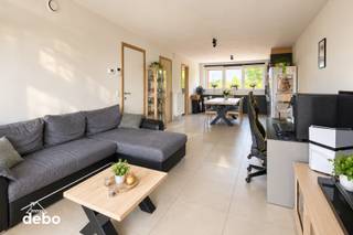 Bent u op zoek naar een <strong>ruim, verzorgd en energiezuinig appartement</strong> met veel lichtinval én aangename buitenruimte? Dan is dit instapklare appartement absoluut een bezoek waard.<br />Dit nieuwbouwappartement 2021 is gelegen op het 1ste verdiep te Harelbeke, op wandelafstand van grote Markt, omvattende o.a. :<br />- Inkomhal<br />- R<strong>uime en lichtrijke leefruimte</strong> met plaats voor zowel een gezellige zithoek als een volwaardige eethoek<br />- Aansluitend bevindt zich de <strong>moderne, volledig ingerichte keuken</strong>, voorzien van veel kastruimte en hedendaags comfort<br />Verder beschikt het appartement over <strong>2 slaapkamers</strong>, waaronder een ruime hoofdslaapkamer, en een verzorgde badkamer met <strong>inloopdouche en lavabomeubel.</strong><br />Een grote troef is het <strong>ruime terras</strong>, waar u heerlijk buiten kunt genieten. Daarnaast beschikt het appartement over een <strong>privé tuintje</strong>, een bijzonder aangename extra voor wie graag wat groen en buitenruimte heeft.<br />Ook aan praktisch comfort is gedacht: bij het appartement hoort een <strong>private garage</strong> en in het gebouw is er bovendien een <strong>ruime gemeenschappelijke fietsenberging</strong> en een <strong>afzonderlijke berging voor vuilnis</strong>.<br />Dankzij de combinatie van <strong>ruimte, energiezuinigheid, 2 slaapkamers, terras, privétuin en garage</strong> is dit een bijzonder compleet appartement dat zowel geschikt is voor eigen bewoning als voor wie op zoek is naar een comfortabele en onderhoudsvriendelijke woonst.<br /><strong>Troeven:</strong>
<ul>
	<li><span>Energiezuinig appartement </span></li>
	<li><span>Ruime en lichtrijke leefruimte </span></li>
	<li><span>Moderne ingerichte keuken </span></li>
	<li><span>2 slaapkamers </span></li>
	<li><span>Verzorgde badkamer met inloopdouche </span></li>
	<li><span>Ruim terras </span></li>
	<li><span>Privé tuintje </span></li>
	<li><span>Private garage </span></li>
	<li><span>Gemeenschappelijke fietsenberging </span></li>
	<li><span>Afzonderlijke berging voor vuilnis </span></li>
	<li><span>Instapklaar en uitstekend onderhouden </span></li>
</ul>
<strong>Een ruim en comfortabel appartement waar binnen- en buitenruimte perfect samenkomen!<br />Contacteer ons gerust voor een 1ste aangenaam bezoek. </strong>