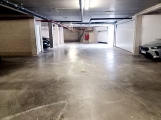 TE KOOP: staplaats in ondergrondse garage van residentie 'De Fonteine', gelegen aan het Welleplein. (centrum Welle-Denderleeuw)Toegang tot het...