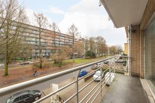 <p><span>Op de </span><span>tweede verdieping</span><span> van een verzorgd gebouw bevindt zich dit </span><span>ruime appartement van 105 m²</span><span> met een </span><span>gevelbreedte van 6 meter</span><span> en een </span><span>zuidgericht terras aan de voorzijde</span><span> over de volledige breedte van het gebouw. Een privatieve </span><span>kelderberging</span><span> is inbegrepen.</span></p><p><span>Indeling</span><span><br />Je komt binnen in de inkomhal met </span><span>vestiairekast en apart toilet</span><span>. De </span><span>ruime woonkamer</span><span> bestaat uit een gezellige eethoek en een salon met </span><span>sierhaard</span><span>, wat zorgt voor een warme sfeer en een aangenaam woongevoel.</span></p><p><span>De keuken is voorzien van een </span><span>eenvoudige wandopstelling</span><span> met losse toestellen.<br />Verder beschikt het appartement over </span><span>twee slaapkamers</span><span> aan de achterzijde van het gebouw. </span></p><p><span>De badkamer is uitgerust met een </span><span>ligbad, wastafel</span><span> en aansluiting voor een wasmachine.<br />Aan de voorzijde geniet je van een </span><span>overdekt zuidgericht terras</span><span> over de volledige gevelbreedte, terwijl achteraan een van de slaapkamers voorzien is van een </span><span>balkon.</span></p><p><span>Een comfortabel appartement met veel licht en buitenruimte, ideaal voor wie centraal en ruim wil wonen.</span></p><p><span>Meer info of een bezoek?</span><span><br />Contacteer ons via </span><span>03 646 66 55</span><span> of </span><span>info@sinjoor.be</span><span>.</span></p>