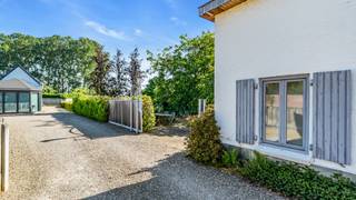 In het idyllische rozendorp Geistingen, verscholen onder de kerktoren en omgeven door rust en groen, bevindt zich deze verrassend ruime hoevewoning op een prachtig perceel van maar liefst 5a 50ca. Een unieke eigendom waar authenticiteit, ruimte en hedendaags wooncomfort harmonieus samenkomen.<br /><br />Met een royale bewoonbare oppervlakte van ca. 309 m²<strong> </strong>biedt deze woning een bijzonder speelse, luchtige en veelzijdige indeling. Authentieke elementen zoals stijlvolle gietijzeren radiatoren, charmante deuren met geslepen glas en karaktervolle accenten geven de woning een warme en tijdloze uitstraling.<br /><br />Het hart van de woning wordt gevormd door de ruime open leefkeuken, volledig uitgerust met alle moderne apparatuur. Het grote werkeiland met elegant granieten werkblad maakt deze keuken niet alleen praktisch, maar ook bijzonder gezellig voor wie houdt van koken en samenzijn. Aansluitend bevindt zich de ruime en uiterst functioneel ingerichte wasplaats met een overvloed aan kastruimte. Van hieruit bereikt u rechtstreeks de inpandige garage.<br /><br />De woning beschikt over houten ramen met overwegend dubbele beglazing en wordt verwarmd via mazoutverwarming. Een extra troef is de aanwezigheid van een slaapkamer én badkamer op het gelijkvloers, wat deze woning eveneens geschikt maakt voor gelijkvloers wonen. In totaal telt de woning vier volwaardige slaapkamers.<br />Buiten geniet u van een volledig omheinde tuin die mooi ingesloten ligt, waardoor u in alle privacy kunt ontspannen en genieten van de rustige omgeving. De landelijke en bijzonder sfeervolle ligging maken dit een echte verborgen parel.<br /><br />Ook de locatie vormt een absolute meerwaarde. Kinrooi staat bekend om zijn uitgestrekte natuurgebieden, wandel- en fietsroutes langs de Maasplassen en de gezellige jachthaven van De Spaanjerd. In de directe omgeving vindt u diverse sfeervolle restaurants en terrasjes. Bovendien geniet u van een vlotte verbinding richting de autosnelwegen en een snelle bereikbaarheid naar Nederland, met steden zoals Maaseik en Roermond op korte afstand.<br /><br />Deze charmante hoevewoning combineert karakter, ruimte en een uitzonderlijke ligging in een groene en rustige omgeving. Een ideale thuis voor wie op zoek is naar authenticiteit met hedendaags comfort.<br /><br />Neem gerust een kijkje in de 3D-tour en wandel alvast virtueel door de ruimte - wel zo makkelijk én leuk!<br />https://my.matterport.com/show/?m=eLzgFkRY5Ay<br /><br />Wens jij deze idyllische woning te bezichtigen? Aarzel niet en neem contact met ons op, we staan voor je klaar!<br />Tel.: 0032 497 84 48 80<br />E-mail: info@caenenvastgoed.be<br /><br />Tot binnenkort!