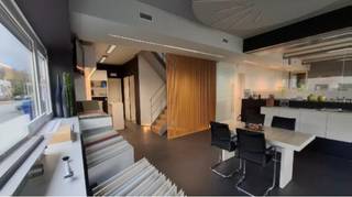 - magazijn/atelier van 252 m²- kantoor- en showroomruimte van 360 m², verdeeld over het gelijkvloers en de eerste verdieping- 10 privatieve...
