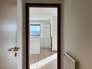 Op zoek naar een ruim 1-slaapkamerappartement met garagebox? Dan is dit een absolute aanrader.Deze duplex, gelegen op het 4e verdiep, omvat een ruime...