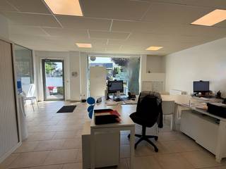 Bent u op zoek naar een commercieel gelegen handelspand met uitstekende visibiliteit? Dit instapklare handelspand van ca. 80 m² bevindt zich langs een drukke invalsweg naar Brugge en geniet van een vlotte bereikbaarheid en maximale commerciële zichtbaarheid.<br />Indeling : Ruime en lichtrijke handelsruimte - Afzonderlijke vergader- of bureauruimte - Berging met praktische kitchenette - Afzonderlijk toilet<br /><u><strong>Extra troeven</strong></u><br />Airconditioning aanwezig<br />Dubbele beglazing<br />Goede visibiliteit langs drukke passage<br />Geschikt voor diverse commerciële of vrije beroepen<br />Beschikbaar vanaf 1/11/2026<br />Interesse in dit commercieel pand op strategische ligging? Neem gerust contact op voor meer informatie of een bezoek ter plaatse - 050/20.00.00 - 0472/95.43.13 - infi@yhomevastgoed.be