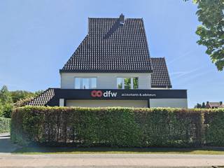 Gunstig gelegen woning, momenteel ingericht als kantoorgebouwDeze charmante villa is gelegen aan de stadsrand in de wijk Bret-Gelieren op een perceel van 11a05caIndeling: centrale inkomhal met toilet, leefruimte ( momenteel kantoor), keuken.Op de verdieping zijn er 3 slaapkamers en ruimte voor de inrichting van een badkamer.Het pad is volledig onderkelderd met een directe toegang naar buiten.Het pand heeft een mooie uitstraling, een goede visibiliteit en heeft een gunstige EPC score.Momenteel is er een boekhoudkantoor gevestigd maar woonst, mits enkele aanpassingen, is zeker mogelijk.Heb je vragen of interesse in een bezoek? Bel 089 44 12 12 of mail info@lantmeeters.be