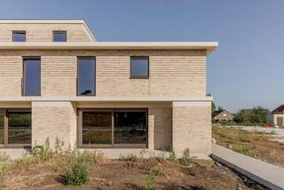 <br />Danneels bouwt deze halfopen bebouwing in moderne stijl in onze toekomstgerichte nieuwbouwproject ‘Bosveld’ in Aalst. Een residentiële en groene woonlocatie, dicht bij het stadscentrum en alle voorzieningen.  <br /><br />De woning is rustig gelegen, middenin een mooie parktuin en is bijzonder functioneel ingedeeld. Zithoek, eetkamer en keuken vormen een mooi geheel dat optimaal in verbinding staat met de zuid gerichte tuin en het terras.<br /><br />Op de verdieping hebben we drie slaapkamers, een badkamer, berging en een apart toilet. Bij de woning hoort ook een buitenberging, een autostaanplaats en een fietsenberging.<br /><br />Een geothermische warmtepomp, vloerverwarming, zonnepanelen en een ventilatiesysteem met warmterecuperatie zijn standaard voorzien en dat is goed nieuws voor jouw energiefactuur.<br /><br />Danneels realiseert deze woning sleutel-op-de-deur voor jou met een vaste totaalprijs en oplevertermijn.