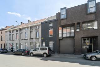 <p>Te koop: gerenoveerde gesloten woning in het centrum van Gent, op korte afstand van scholen, winkels en openbaar vervoer.</p>
<p> </p>
<p>Deze instapklare woning biedt twee comfortabele slaapkamers en een zuidoost gerichte koer, ideaal voor een zonnige start van de dag. Dankzij het gunstige EPC-label A (97 kWh/m² jaar) geniet je van energiezuinig wonen. De ligging nabij invalswegen, bakkers, scholen en apotheken maakt het dagelijks leven bijzonder praktisch.</p>
<p> </p>
<p>Belangrijkste ruimtes:<br />• Living met veel lichtinval en directe toegang tot de koer<br />• Moderne keuken met voldoende opbergruimte<br />• Twee slaapkamers, beide met een aangename sfeer<br />• Badkamer met douche, Japanse wc en wastafel<br />• Mezzanine, ideaal als extra werk- of hobbyruimte<br />• Kelder voor extra opslag<br />• Hal met toegang tot de verschillende leefruimtes</p>
<p> </p>
<p>Troeven:<br />• Gerenoveerde instapklare woning met twee slaapkamers en zuidoost gerichte koer<br />• Energiezuinig dankzij EPC A (97 kWh/m² jaar)<br />• Centrale ligging nabij invalswegen en voorzieningen</p>
<p> </p>
<p>Neem vandaag nog contact op met je ERA-makelaar voor een bezoek.</p>
<p> </p>
<p>JOUW DROOMHUIS. ZO GEVONDEN!</p>